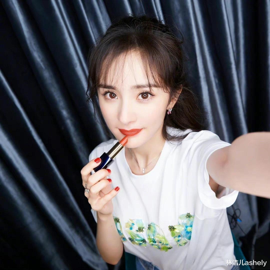 美甲 被鞠婧祎种草的“枫叶红”美甲,琥珀晕染超显白,让指尖散发高级感