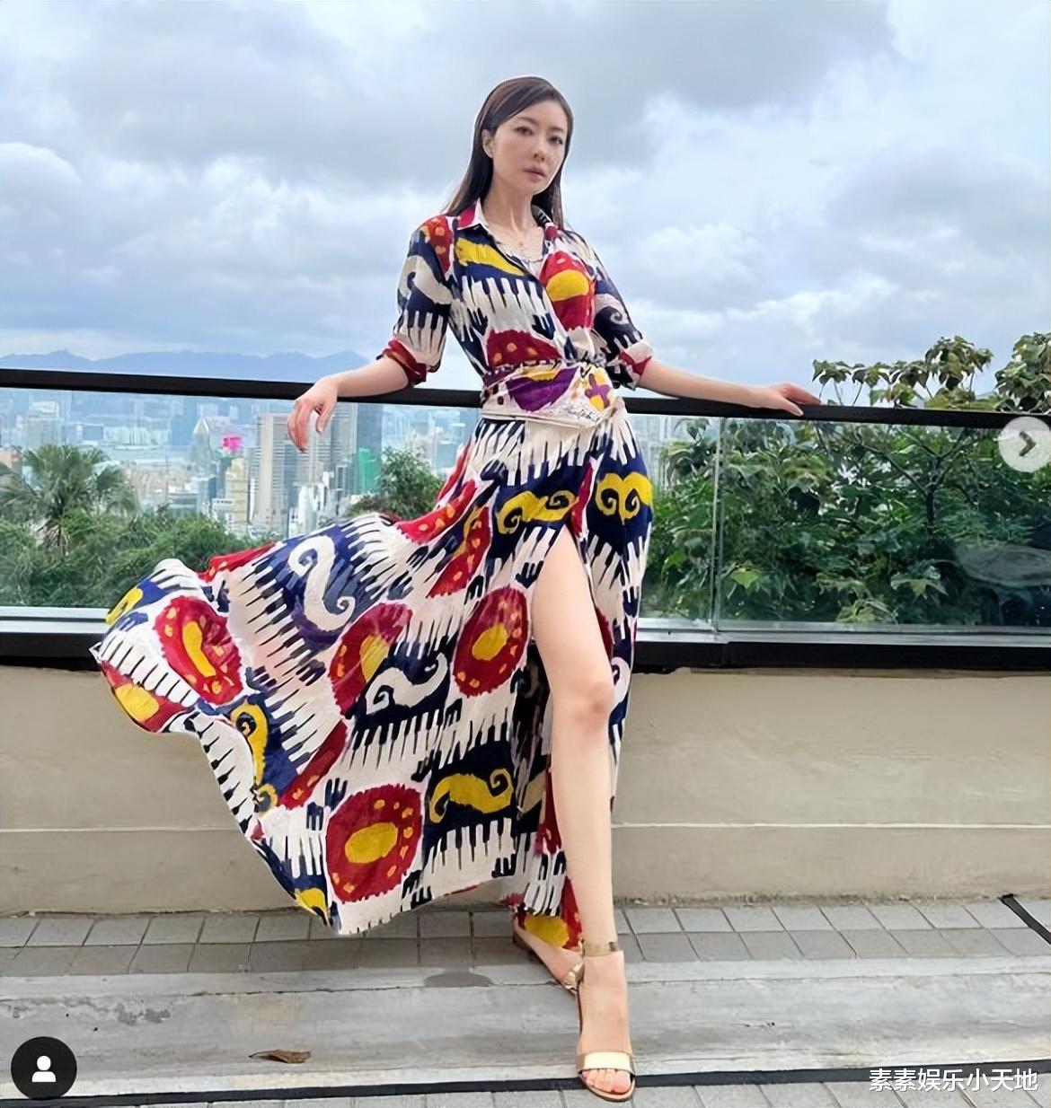 熊黛林|熊黛林在豪宅阳台上自拍:气质优雅迷人,维港的风景尽收眼底