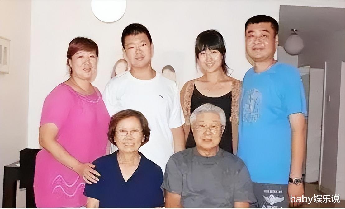 王心刚|著名演员王心刚：一代人的男神，与发妻携手到老，如今过得如何