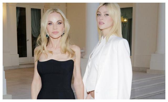 布鲁克林|甜！小贝长子一路狂吻妮可拉，吃饭也秀恩爱，讨好80岁富豪岳父