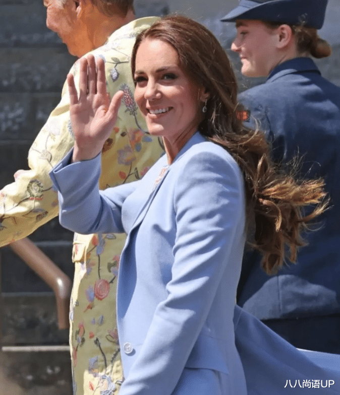 凯特参观博物馆，蓝色风衣内搭碎花裙气场十足，还尽显80后高级美