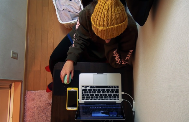 90后姑娘住进日本8㎡“缝隙房”，吃饭坐地上，睡觉爬梯子