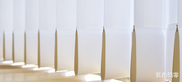 比起传统窗帘,现在更流行这种一片片的,看似很简单,其实很实用