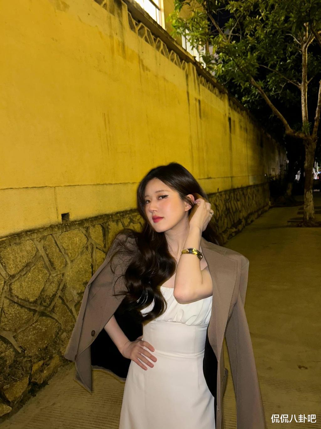 赵露思|赵露思晒白裙live随拍，灿烂笑容感染力十足！谁不爱看美女呢？