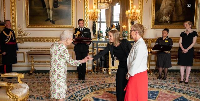 王储|96岁英女王，穿印花裙脖子前倾快90度，74岁查尔斯陪伴大儿媳缺席