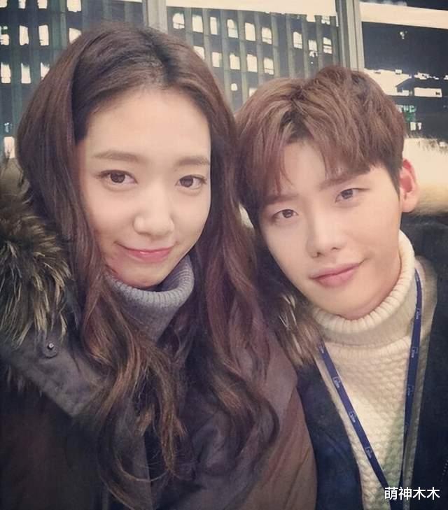 李钟硕|李钟硕脚踏两条船？11月和绯闻女友戴同款戒指，和IU已恋爱四个月