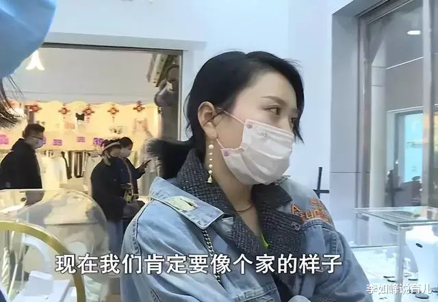 男子求婚漂亮女友屡遭拒,花80万赠珠宝店,女友:可考虑同居