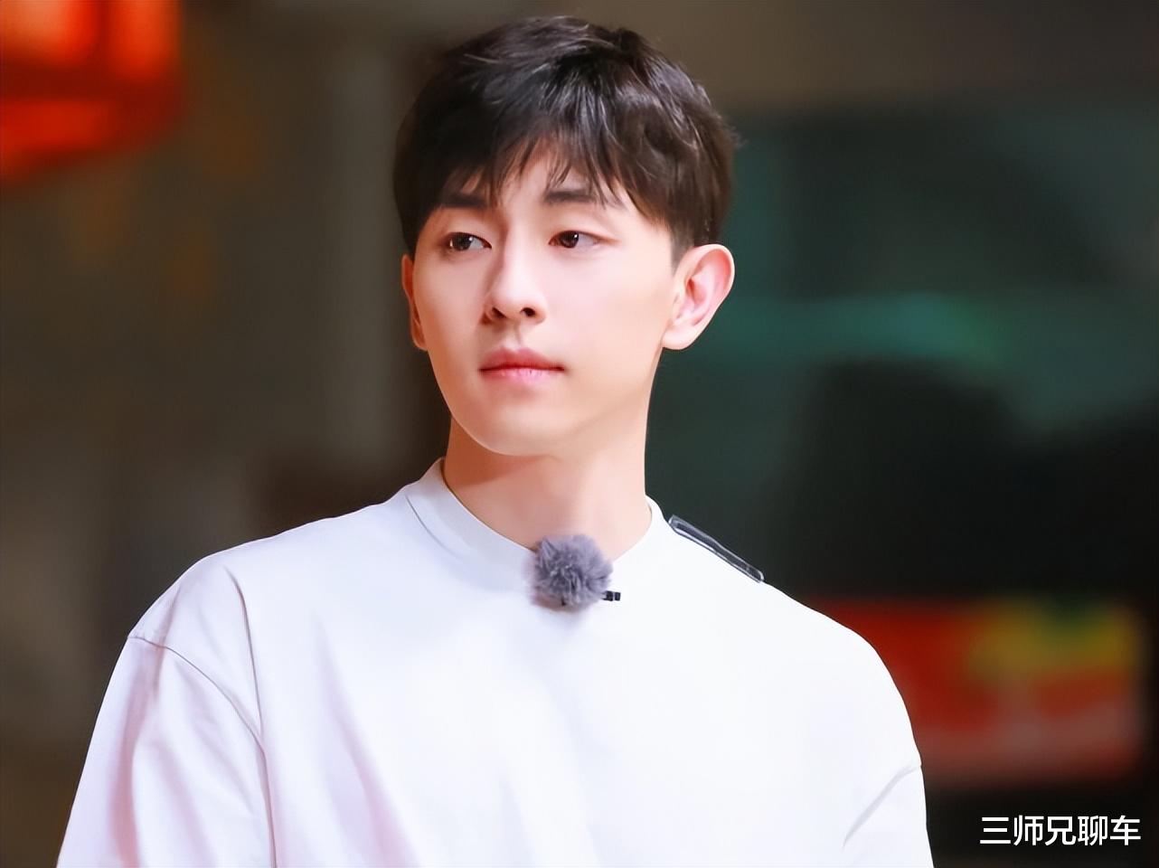 |邓伦偷漏税后首露面,人明显消瘦,表现低调故意拉低帽檐