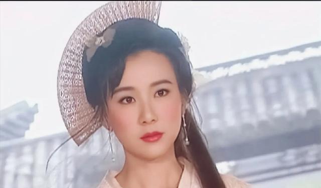 萧蔷|53岁萧蔷穿金色礼服走秀，大秀火辣身材，丰满胸部十分抢镜