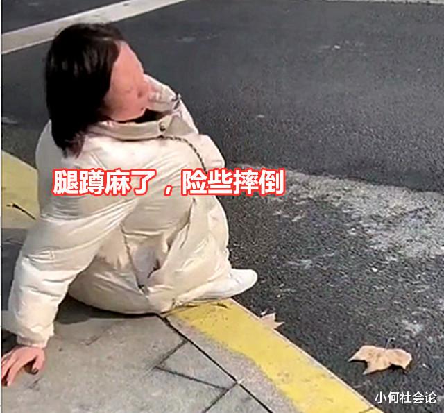 广东一女子酒醒后发现裤子没了,蹲在路边大哭:我要妈妈来接我