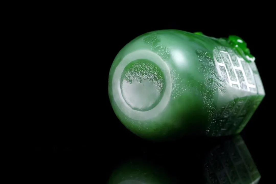 新疆维吾尔自治区|120万购入的无暇碧玉,竟还比不上带黑点的......