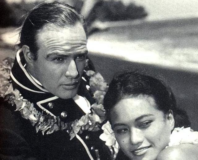 马龙·白兰度|有一半中国血统的大溪地姑娘：19岁爱上马龙白兰度，被操控了半生