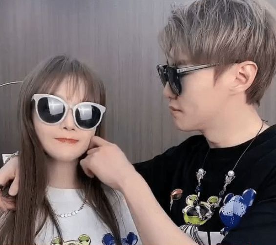 赵本山|赵本山女儿恢复单身，与男友同居一年花上千万，直播喊话对方还钱