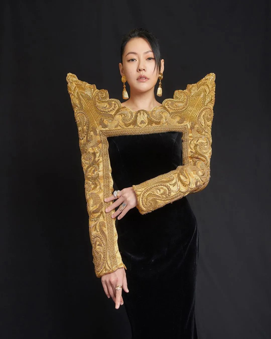 周迅|周迅拍大片又被嘲？！网友无奈：人是美的，拍的什么玩意儿…