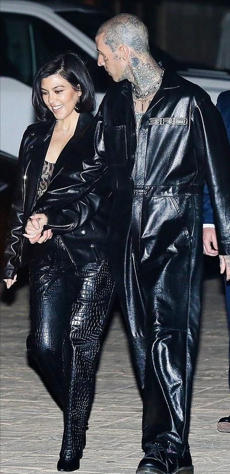 奥斯卡|金大姐和未婚夫走奥斯卡红毯!穿抹胸裙小腹凸出,当众舌吻好甜蜜