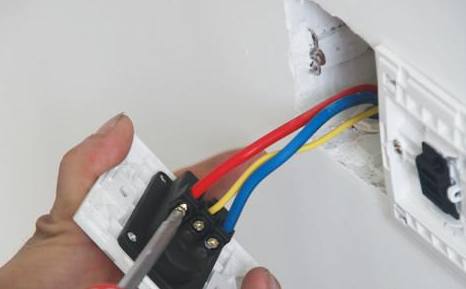 工人装修电线要盯紧了，要是没这样装，一分钱都别给