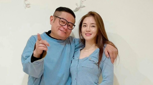 许效舜|59岁男星娶小24岁娇妻，自认运气好，女方想拼三胎男方担惊受怕