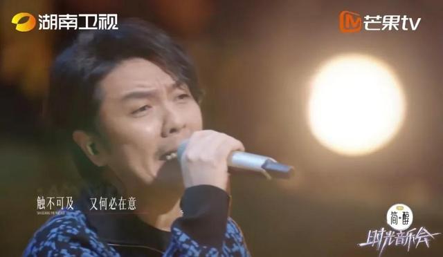 黄绮珊|时光音乐会：55岁黄绮珊齐刘海，戴牙套，露美腿，跟春晚判若两人