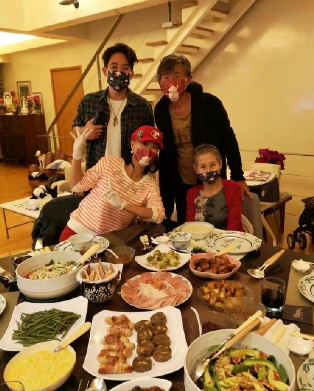 包菜 叶倩文老到快认不出，穿红色毛衣自信出镜，白发不染仍优雅从容
