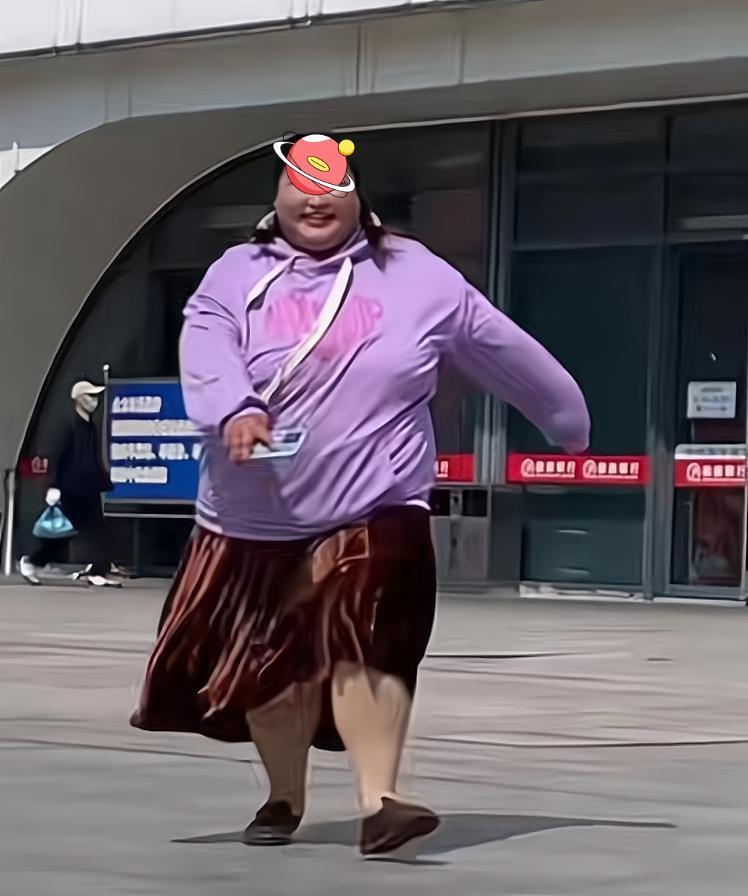 安徽小伙与网恋女友奔现,看见真人后脸色大变,迟迟不敢现身