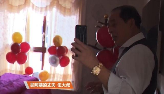 富商儿子2岁离奇失踪,32年后在山区找到,认亲会“跪食”父母恩