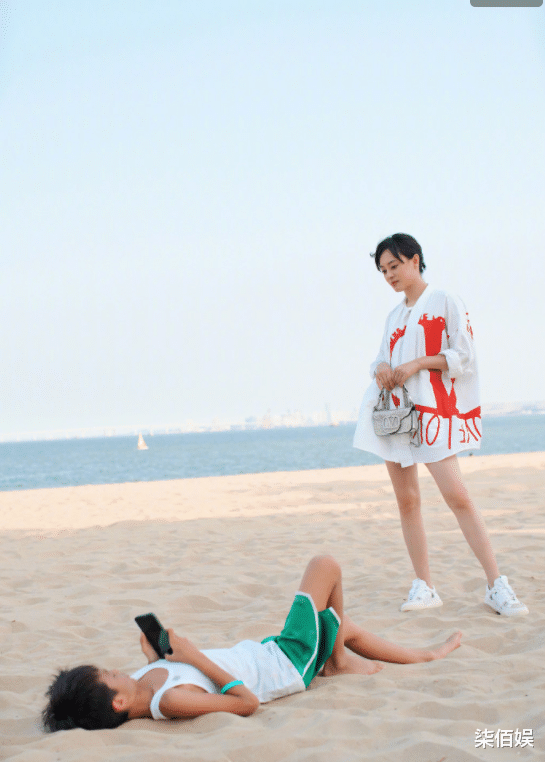 歌舞|孙俪晒儿子为她拍照,等等躺沙滩上姿势好专业,小麦肤色抢镜