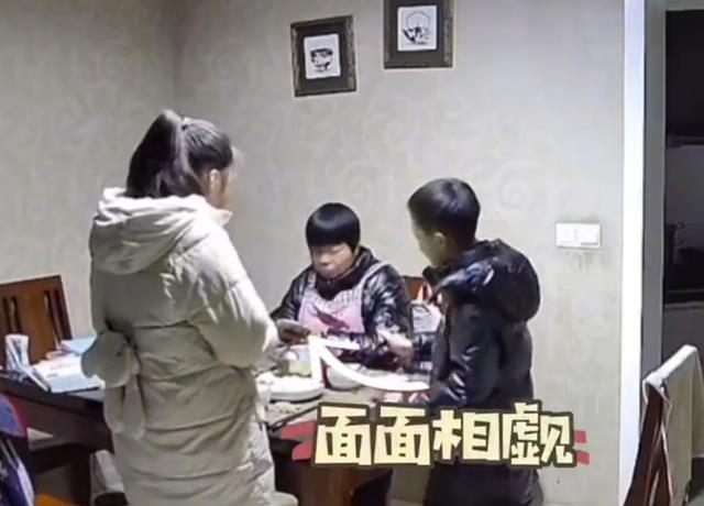 奶奶看错时间，凌晨叫孩子吃饭上学，看了眼时间祖孙仨“石化”了