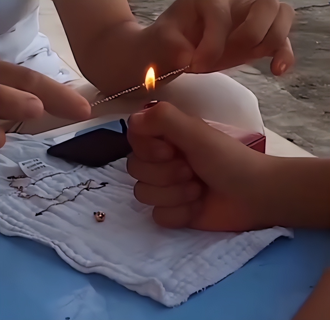 广西钦州,女子2918元买的金项链2秒被打火机烧断,店员哈哈大笑