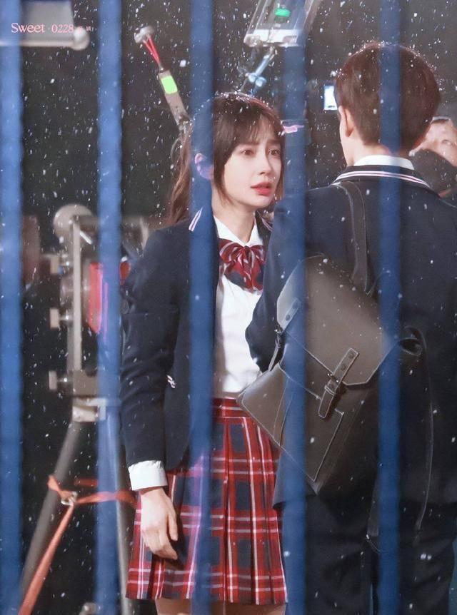 Angelababy|baby新剧路透照曝光，双眼紧闭表演哭戏，网友：哭不出来别硬挤