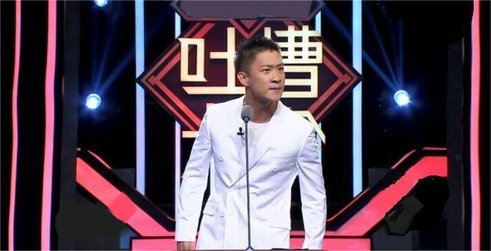 曹云金|曹云金和岳云鹏同台演出，曹云金一把将其锁喉，台下的观众叫好