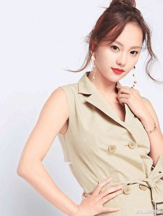 穿衣搭配 张嘉倪这妆容真挺不干净，显得眼睛小还有点妖精感，一般人别尝试