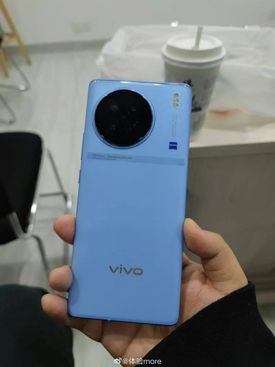 vivo X90系列三色真机图曝光：红素皮与蓝黑玻璃