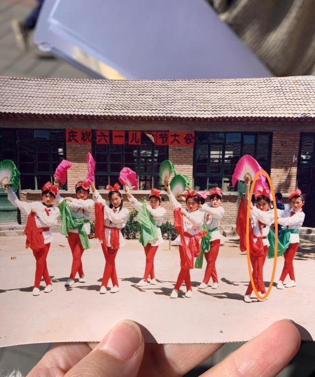 赵丽颖|从小美到大！赵丽颖被曝六一儿童节汇演照，扎辫子头上大红花惹眼