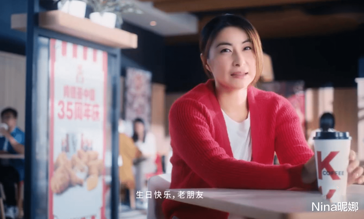 郭晶晶|郭晶晶带儿女赶海,穿白帽衫捡贝壳享受天伦之乐,2块钱发绳抢镜