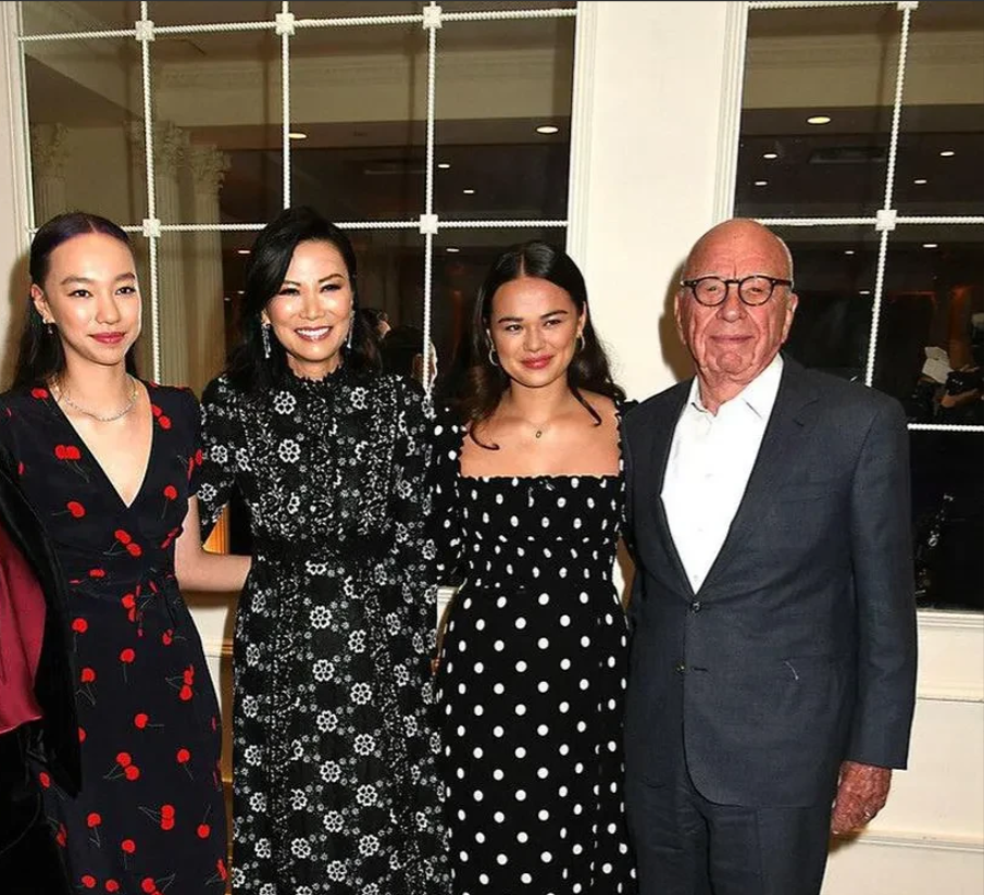 邓文迪|邓文迪罕见携2个女儿和91岁的前夫聚会！