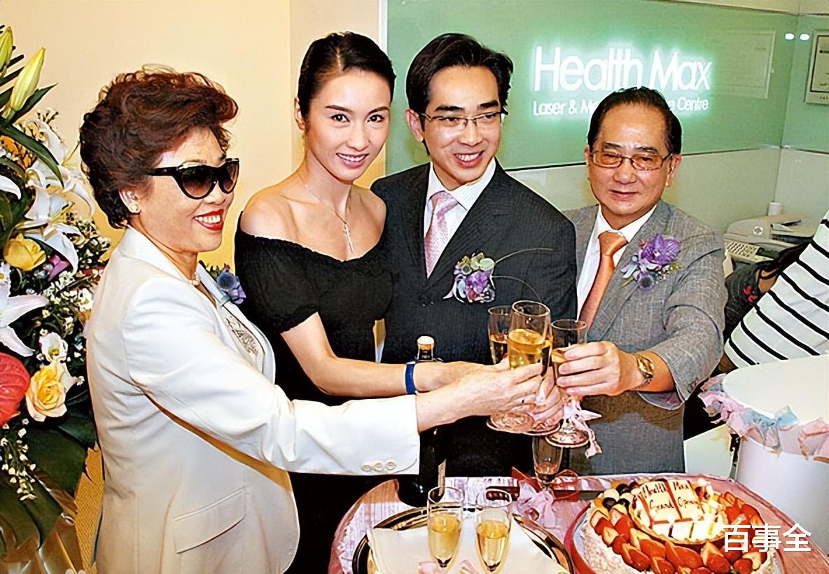 黎姿|50岁黎姿坐轮椅上班引发热议!左腿僵硬疑似受伤,网友:早日康复