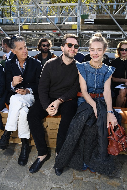 蓝色的服装一点都不普通,学lv太子妃这么穿,灰姑娘也能变公主