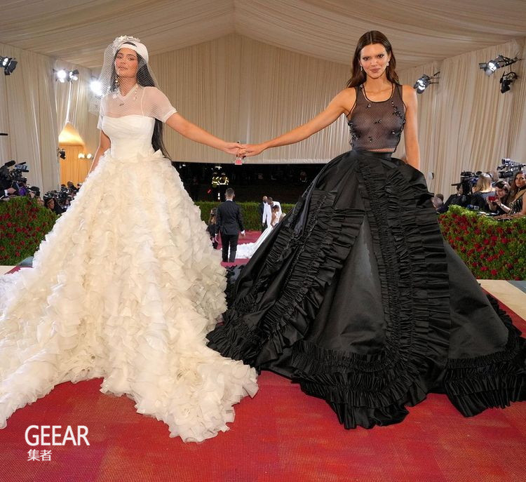 卡戴珊家族|Met Gala卡戴珊家族全员到齐,哪一位话题度最高?