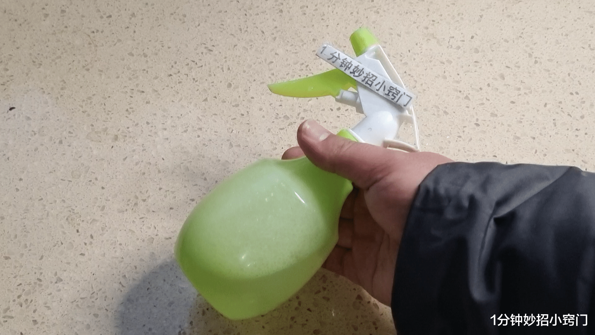 油烟机多脏也不怕，家政阿姨教你清洗小窍门，油垢污渍轻松洗干净