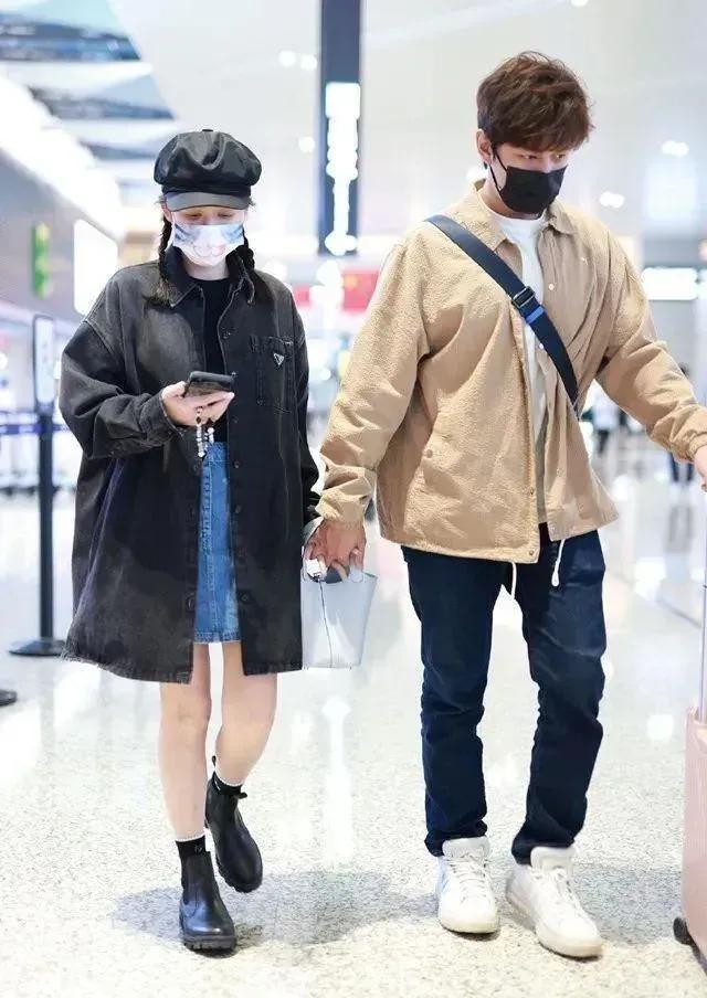 陈乔恩|陈乔恩和老公机场牵手秀恩爱，小九岁老公穿卡其色外套，帅气有型