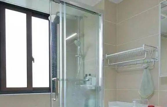 111㎡标准三居室:进门鞋柜很特别,兼具收纳与涂鸦记事本功能