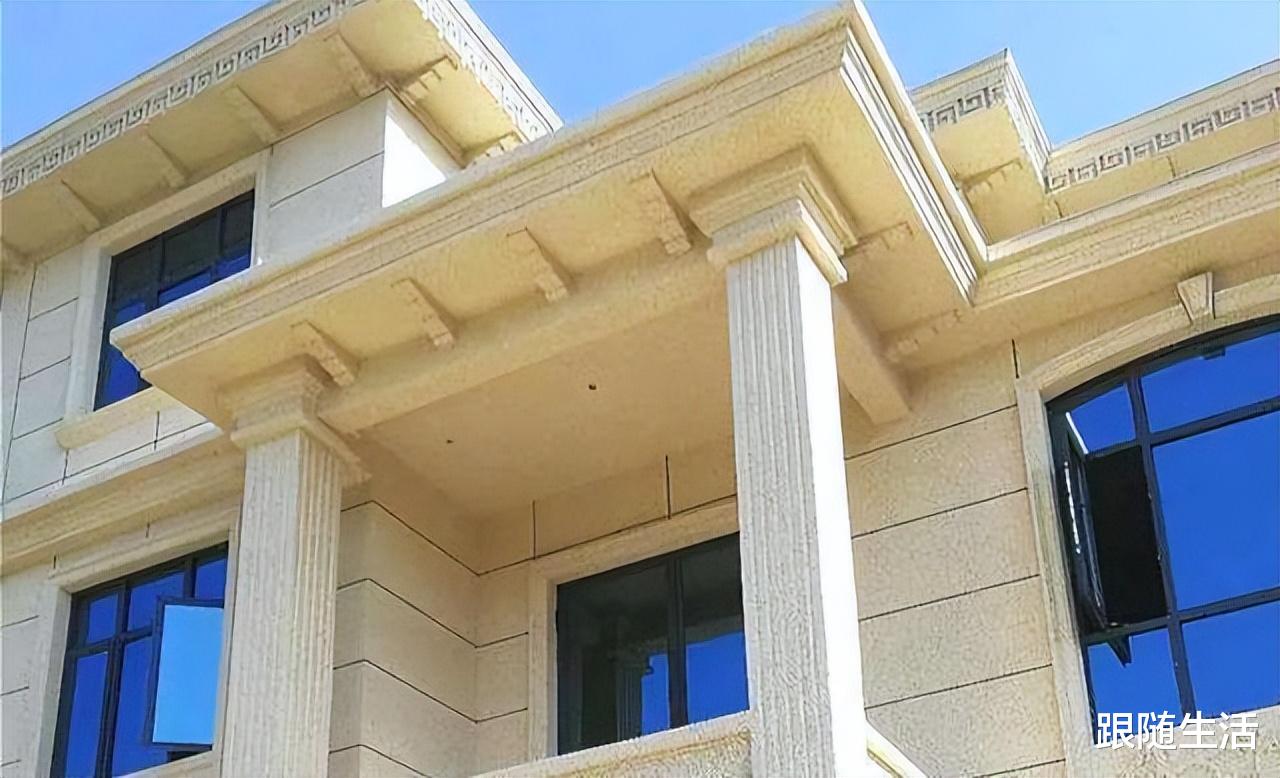 曾经风靡农村的瓷砖房,现在被“喷砂”取而代之,究竟哪个更安全