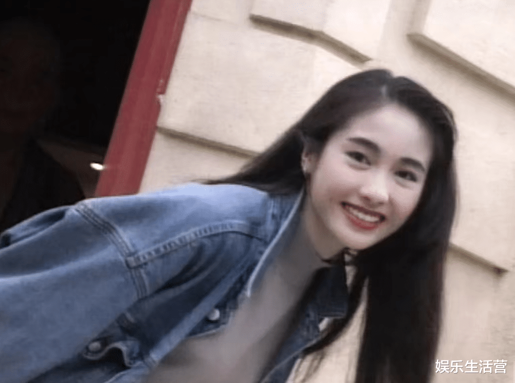 黎姿|50岁黎姿带三个女儿海边游玩，嫁给百亿残疾富豪，如今成冻龄女神