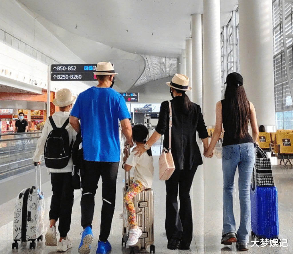 赵文卓|赵文卓15岁女儿越大越漂亮,逆天长腿快比爸妈高