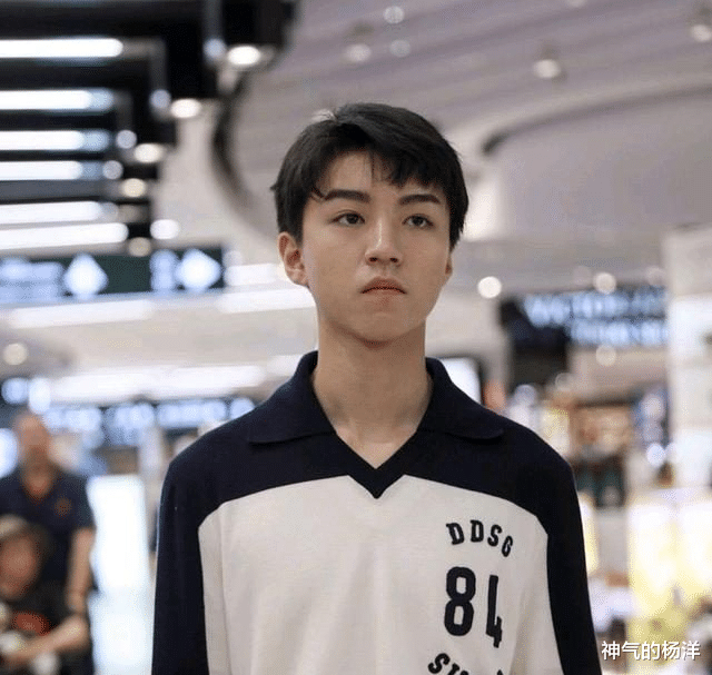 易烊千玺|两败俱伤,粉丝开撕互揭正主黑料,王俊凯和易烊千玺深陷舆论风波?