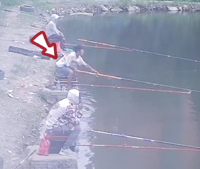 |广东一男子成功登上热搜，被40斤大鱼拖下水，狂喊救命却不丢鱼竿