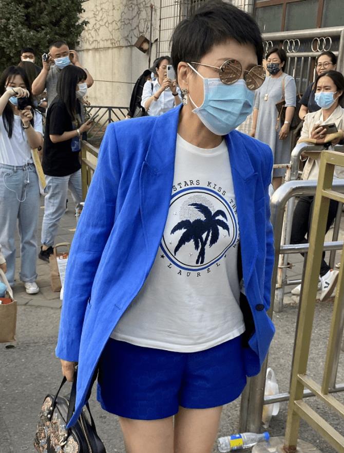 穿衣搭配 张凯丽走机场打扮清凉，腿竟然比年轻人还细长，包装下就是漂亮