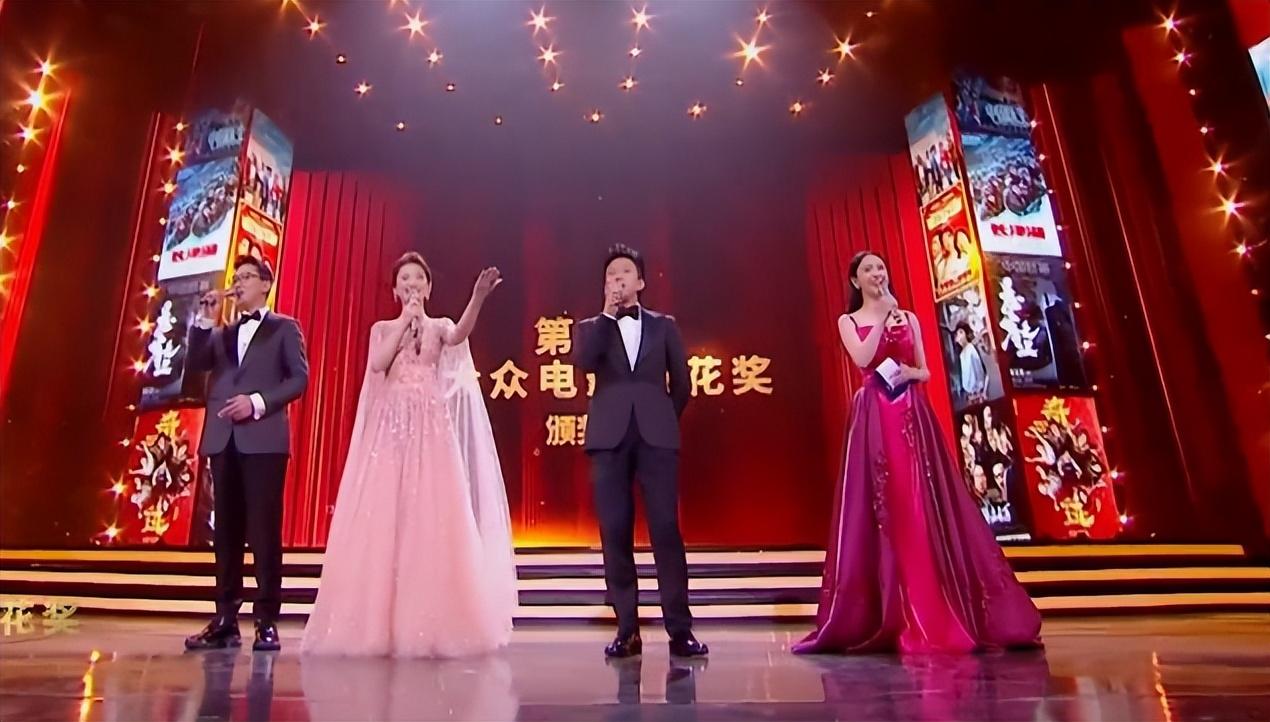 贾玲|百花奖现场明星反应太真实：吴京脸红张译咬牙，贾玲领奖全场哽咽