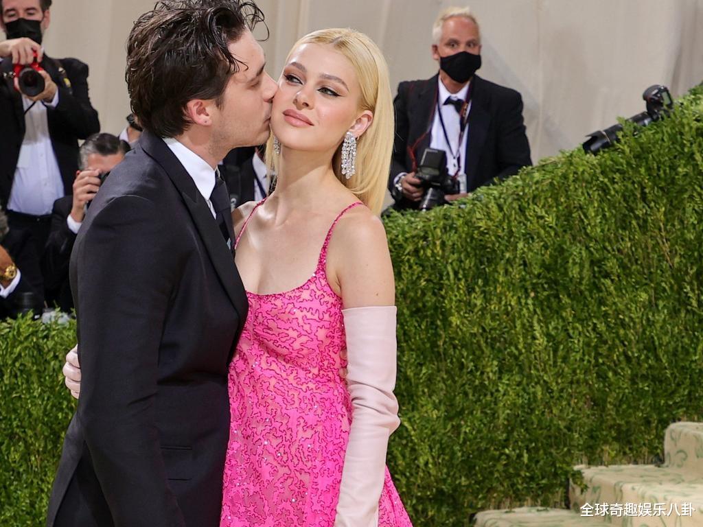 魔幻手机|贝克汉姆夫妇举办奢华婚礼,没邀请哈里王子和梅根,原因很尴尬