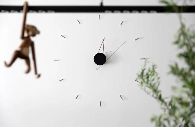 89㎡现代简约,黑与白、绿植与原木,打造时尚高级的舒适